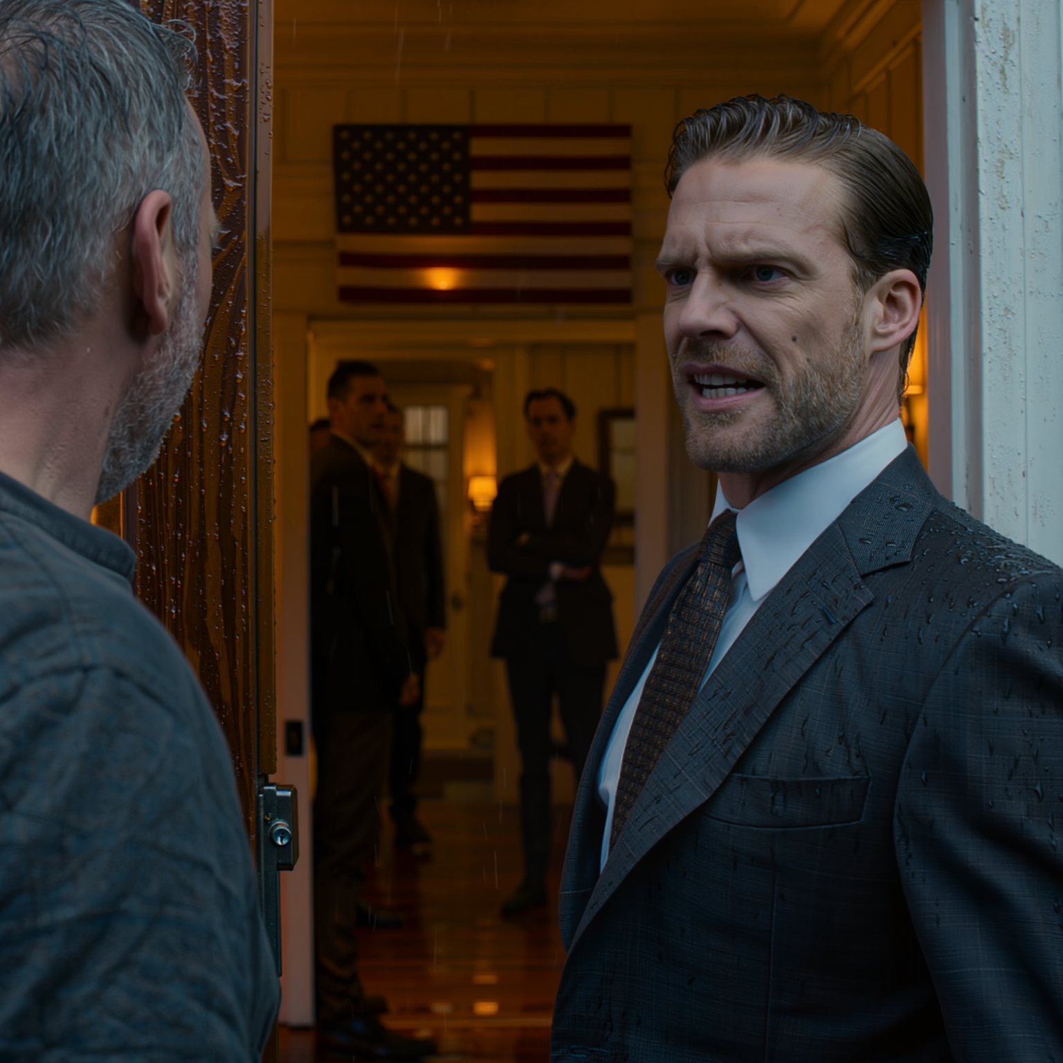 Tej nocy, w zimnym deszczu na amerykańskiej przedmieściach, zobaczyłem moją córkę klęczącą na mokrym kamieniu, z urywanymi oddechami, podczas gdy w środku jej mąż i jego bogata rodzina śmiali się, jakby oglądali program rozrywkowy. Podniosłem ją, kopniakiem otworzyłem drewniane drzwi, spojrzałem im prosto w oczy i miałem wypowiedzieć pięć słów, które sprawiły, że wszystko zaczęło się zmieniać.