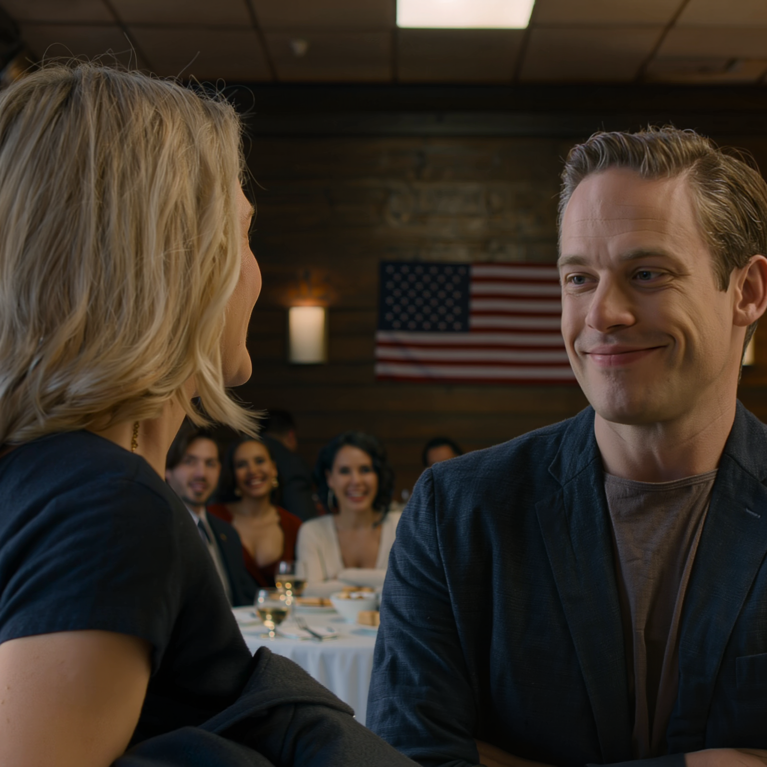 W noc moich urodzin patrzyłam, jak mój siostrzeniec podnosi moją ukochaną granatową marynarkę, jakby była jakimś jednorazowym śmieciem, powtarza słowa swojego ojca, a następnie wylewa cały kubek czerwonego napoju do rękawa, podczas gdy wszyscy przy stole się śmiali, ale tym, co naprawdę mnie obudziło, nie była plama, ale wiadomość, która przyszła zaraz po tym, jak zapłaciłam rachunek i wróciłam do domu