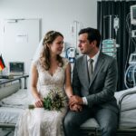 Meine Verlobte bestand darauf, dass wir im Krankenhaus heiraten — zwei Minuten vor den Ehegelübden packte mich eine lächelnde Großmutter am Arm und flüsterte: „Es wird schlimmer, wenn du es nicht weißt.“