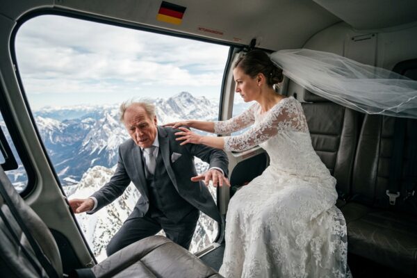 Eine junge Frau heiratete einen reichen alten Mann nur wegen seines Geldes. Doch am Tag der Hochzeit stieß sie ihn aus einem Hubschrauber, um an sein Millionenvermögen zu gelangen, ohne auch nur zu ahnen, wie schrecklich diese Tat für sie enden würde…