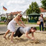 Sie stieß das Kindermädchen in den Sand, weil es das Kleid ihrer Tochter „schmutzig gemacht“ hatte … Dann fand das Gericht heraus, was sie getan hatte.